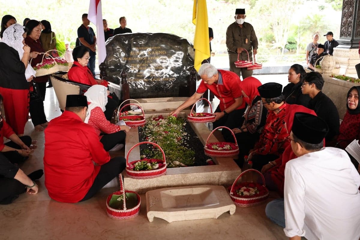 JOKOWI Tidak Hadir Saat Ziarah ke Makam Bung Karno Bersama Rombongan Megawati Soekarno Putri