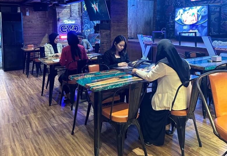 Wooden Bar, Tempat Nongkrong Baru ala Amerika di Gading Serpong