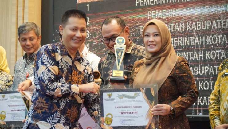 Pemkab Pandeglang Kembali Terima Penghargaan Keterbukaan Informasi Publik