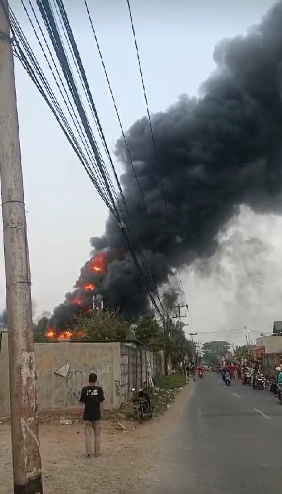 BPBD Kota Tangerang Kesulitan Air, Kebakaran Pabrik Sendal di Neglasari Semakin Meluas
