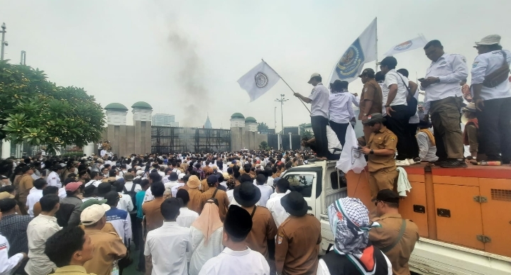 Asosiasi Pemerintah Desa Seluruh Indonesia Kabupaten Lebak Geruduk Gedung DPR RI