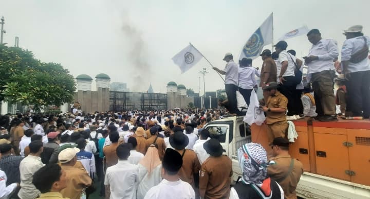 Asosiasi Pemerintah Desa Seluruh Indonesia Kabupaten Lebak Geruduk Gedung DPR RI