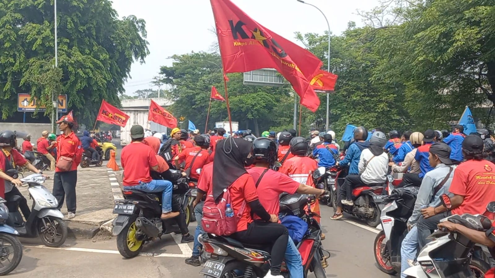 Ribuan Buruh di Kota Tangerang Geruduk Kantor Gubernur Banten