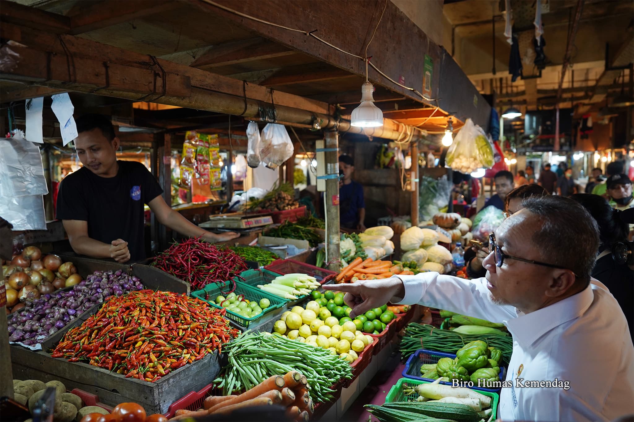 Menteri Perdagangan Zulkifli Hasan meninjau Harga dan Stok Bahan Kebutuhan Pokok