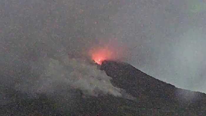 Gunung Merapi Erupi Keluarkan Awan Panas, Sejumlah Wilayah Diguyur Hujan Abu