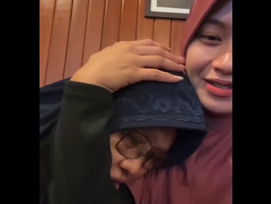 Viral, Wanita Paruh Baya Meninggal Dipelukan Putrinya saat Asyik Bercanda