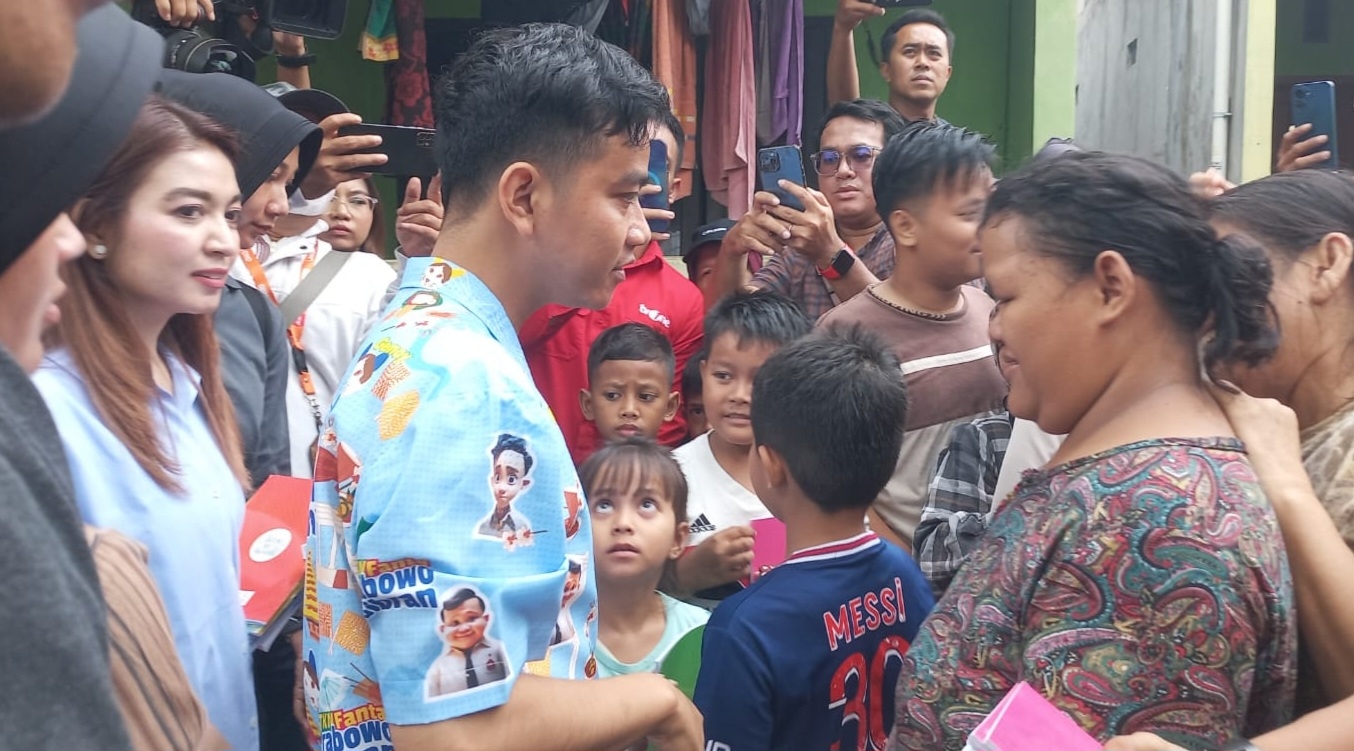 Blusukan Bareng Istri, Gibran Bagi-bagi Susu dan Buku ke Ratusan Warga Kampung Sawah Kota Tangerang