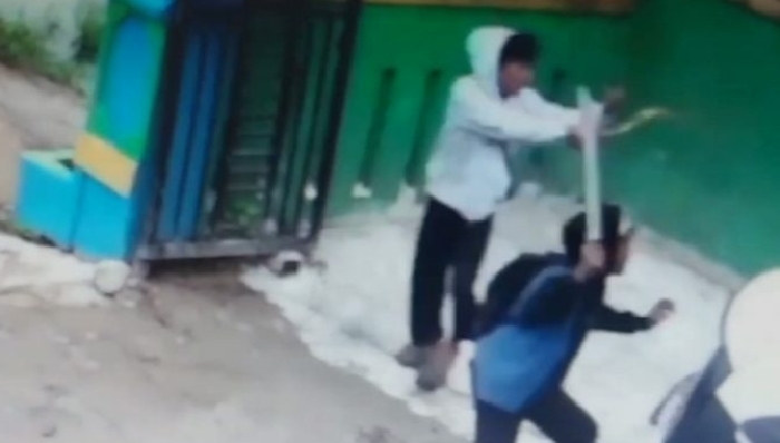 SMPN 7 Rangkasbitung Diserang 3 Pelajar dengan Sajam, Aksinya Terekam CCTV