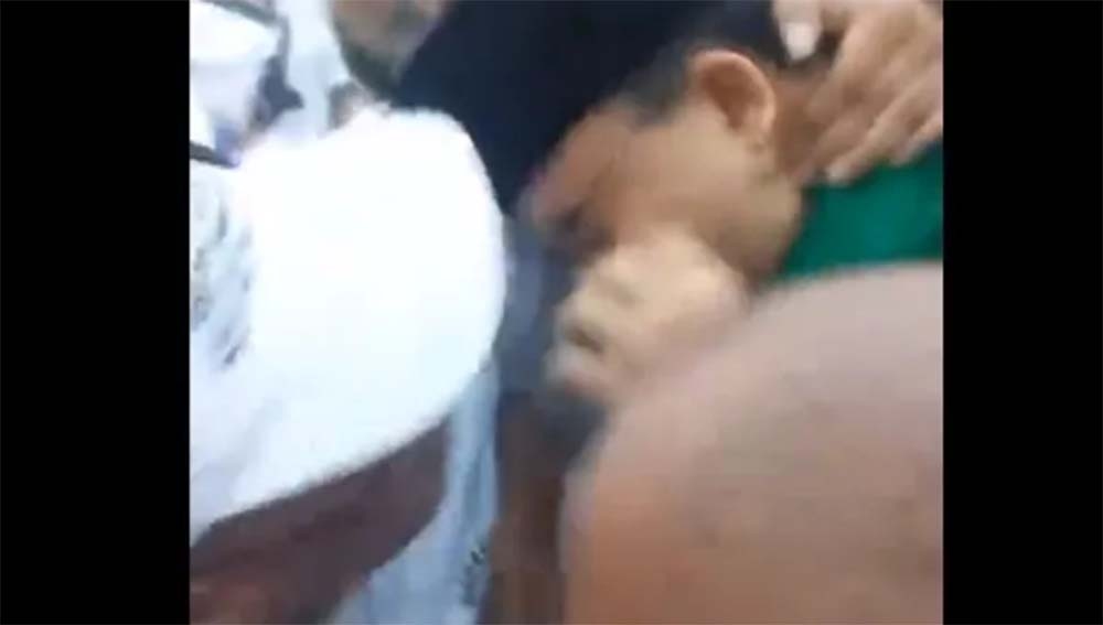 Telinga Anies Baswedan Diduga Hendak Digigit Pria Misterius Saat Kampanye di Tasikmalaya