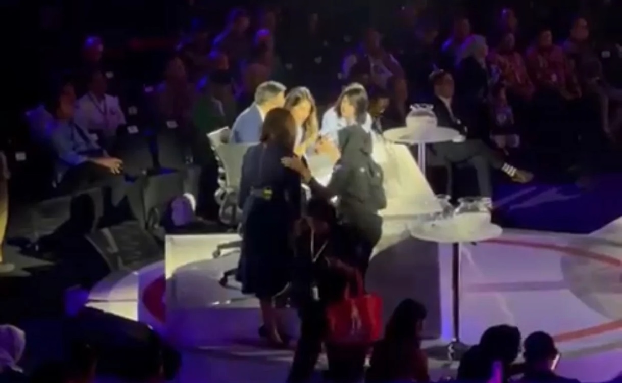 Viral Grace Natalie Dan Isyana Mendatangi Meja Moderator Saat Jeda Iklan Debat Ketiga Pilpres 2024.