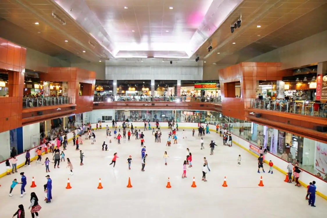 Destinasi Wisata BX Rink Bintaro, Wahana Bermain Dan Belajar Ice Skating di Bintaro Xchange Mall