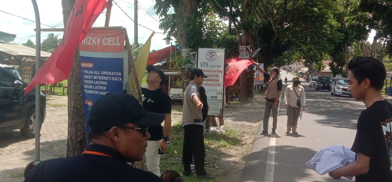 Bawaslu Lebak Bersihkan APK Caleg yang Dipasang Melanggar Aturan