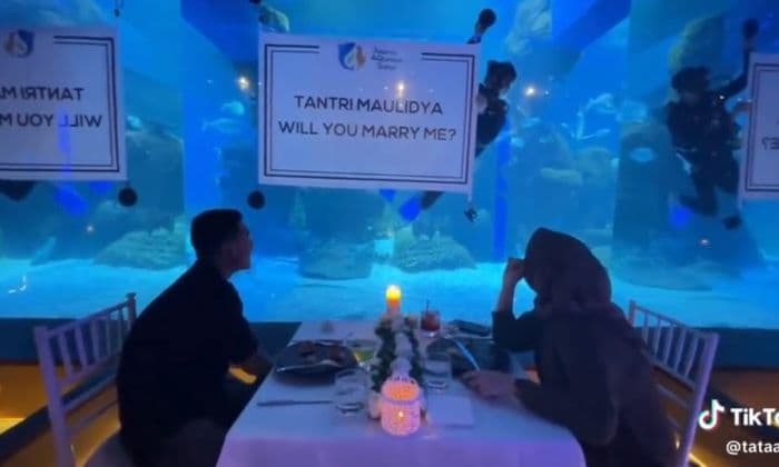 Viral di Media Luar Negeri, Pria Indonesia Melamar Kekasihnya di Tempat Yang Tidak Biasa