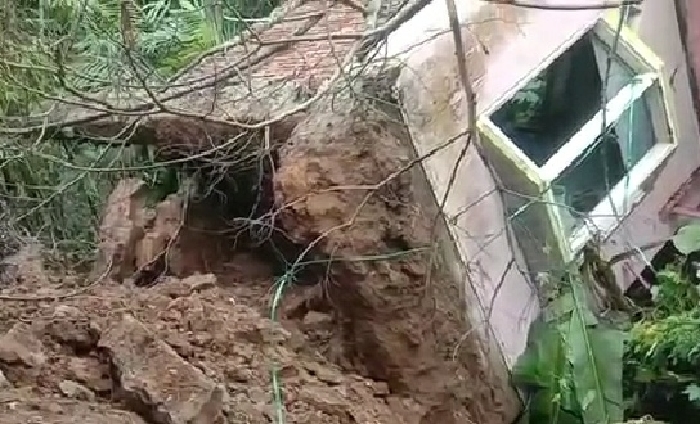 Rumah Janda di Pinggir Tebing Malingping Rungkad Diterjang Tanah Longsor