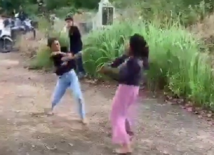 Viral, 2 Remaja Putri Berkelahi dengan Celurit Ditonton Puluhan Orang