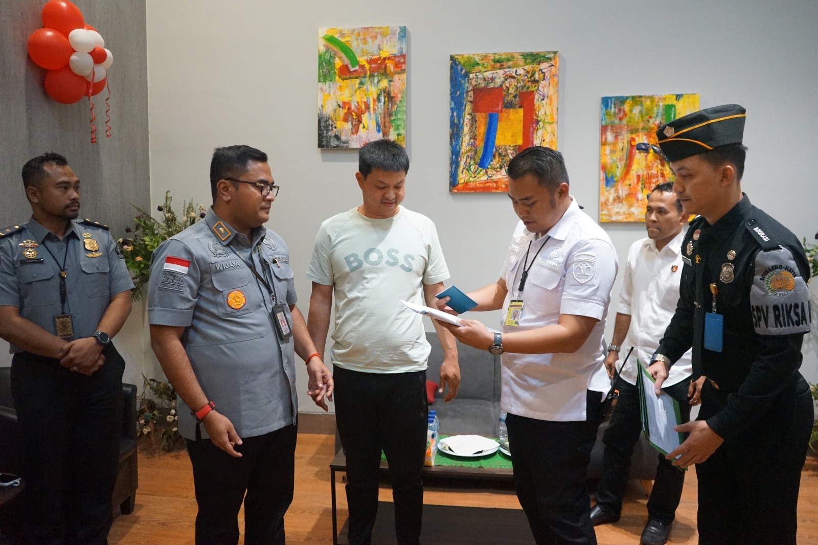 Ditangkap di Tiongkok, WNI Pelaku KDRT Tiba di Bandara Soetta Tangerang