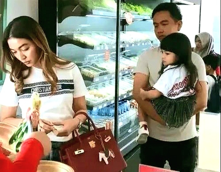 Istri Gibran Pakai Kaos Oblong seharga Rp 17 Juta dan tas Rp 350 juta ke Supermarket Bikin Heboh Netizen