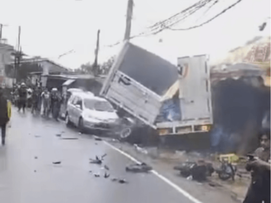 Tabrakan Beruntun Melibatkan 6 Mobil Dan 3 Motor, Terjadi di Jalan Raya Puncak Bogor Sejumlah Korban Sedang Dievakuasi