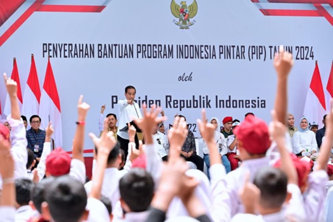 Presiden Menyerahkan Bantuan Program Indonesia Pintar 2024, Didampingi Mendikbudristek di Jawa Tengah