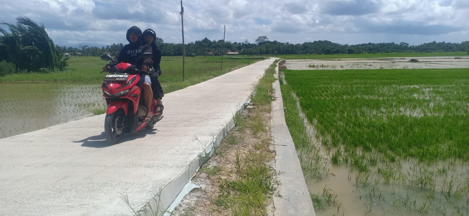 Jalan Penghubung Dua Desa di Kecamatan Cbadak Rampung Dibangun, Kades Cisangu Minta Masyarakat Merawatnya.