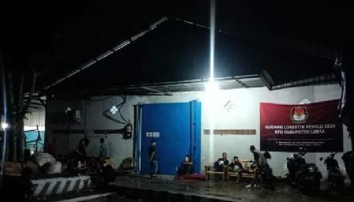 Gudang Logistik KPU Lebak Kebanjiran, Puluhan Surat Suara DPR RI Basah