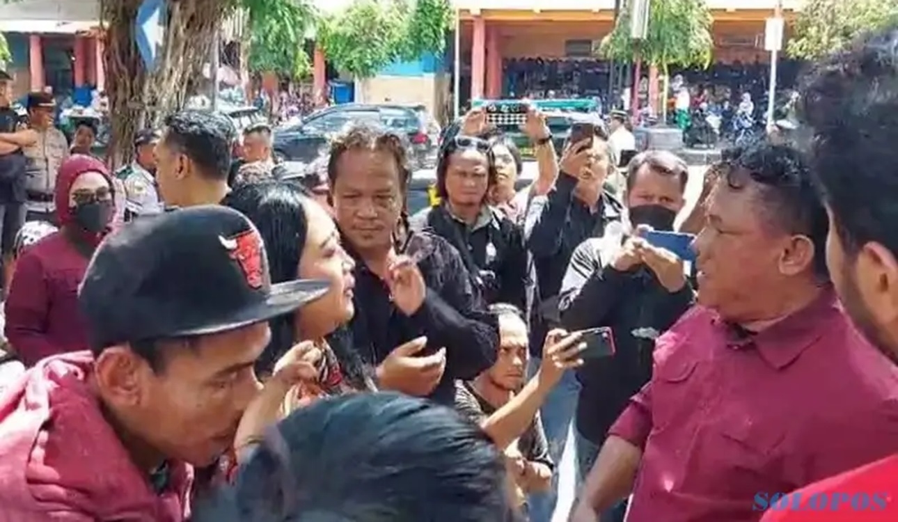 Paspampres Bantah Melakukan Tindakan Pemukulan Terhadap Pembentang Spanduk Ganjar Saat Presiden Melintas
