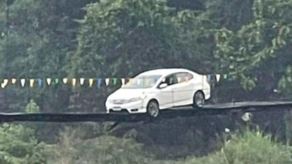 Hati-hati Dengan GPS! Seorang Wanita Pengendara Honda City Terjebak di Atas Jembatan Gantung