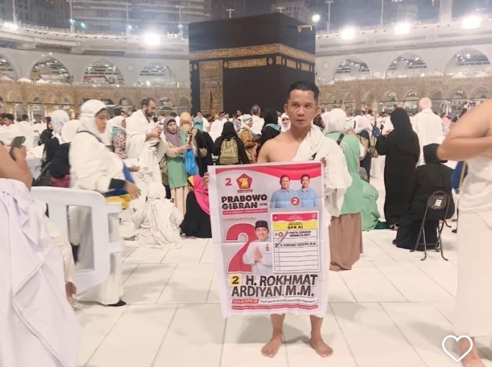 Viral! Pria Bentangkan Spanduk Caleg dan Capres di Depan Kabah Mekkah
