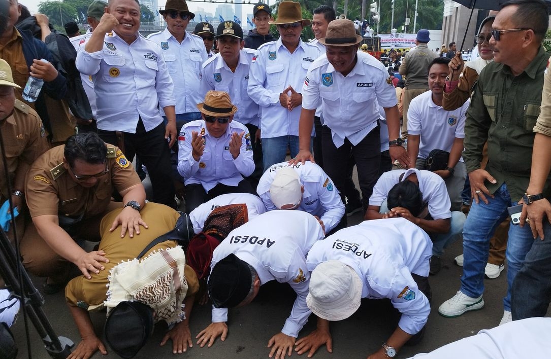 Tuntutan Revisi UU Desa Dikabulkan, Apdesi Lakukan Aksi Sujud Syukur