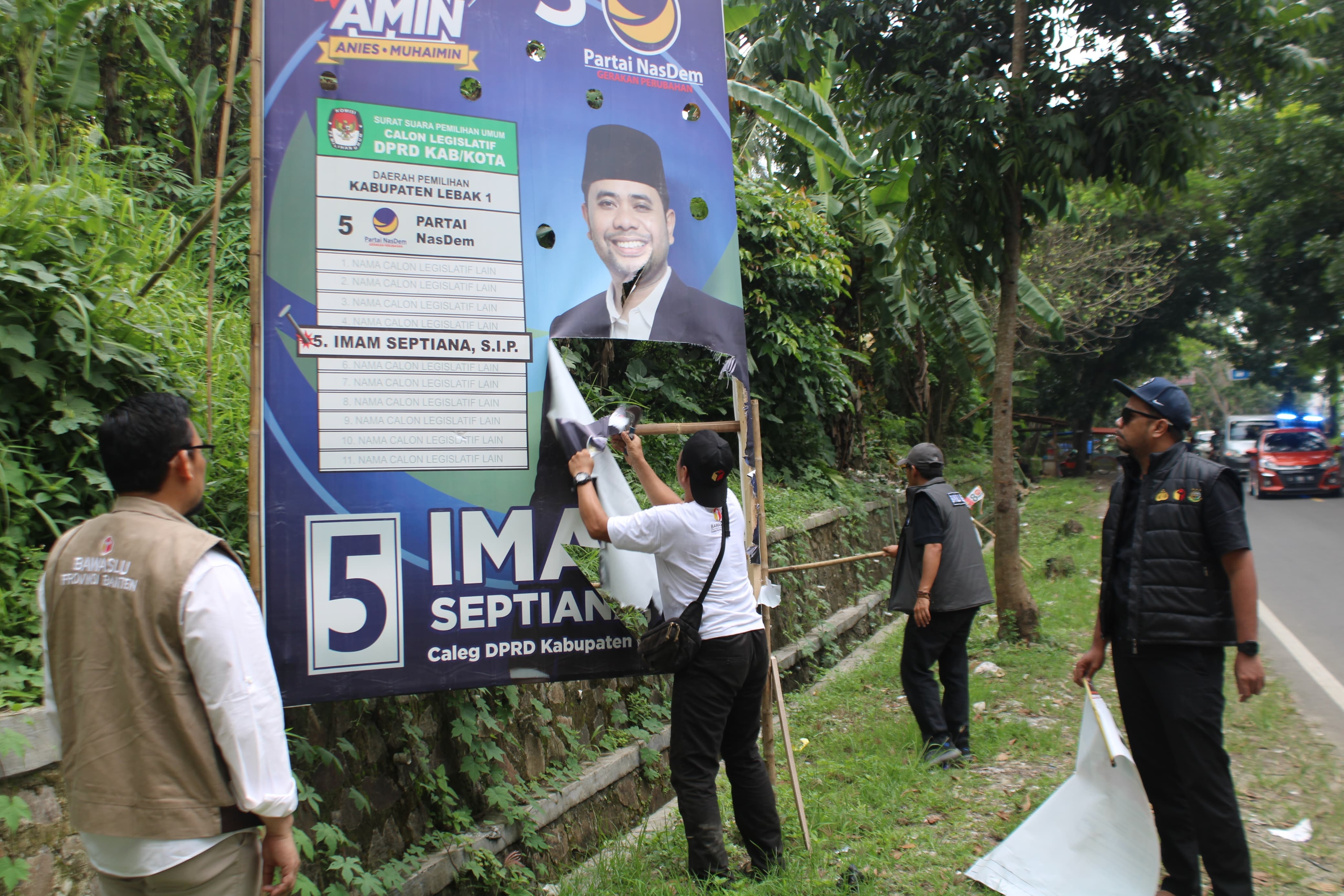 Masuk Masa Tenang, Bawaslu Banten Turunkan APK Pemilu