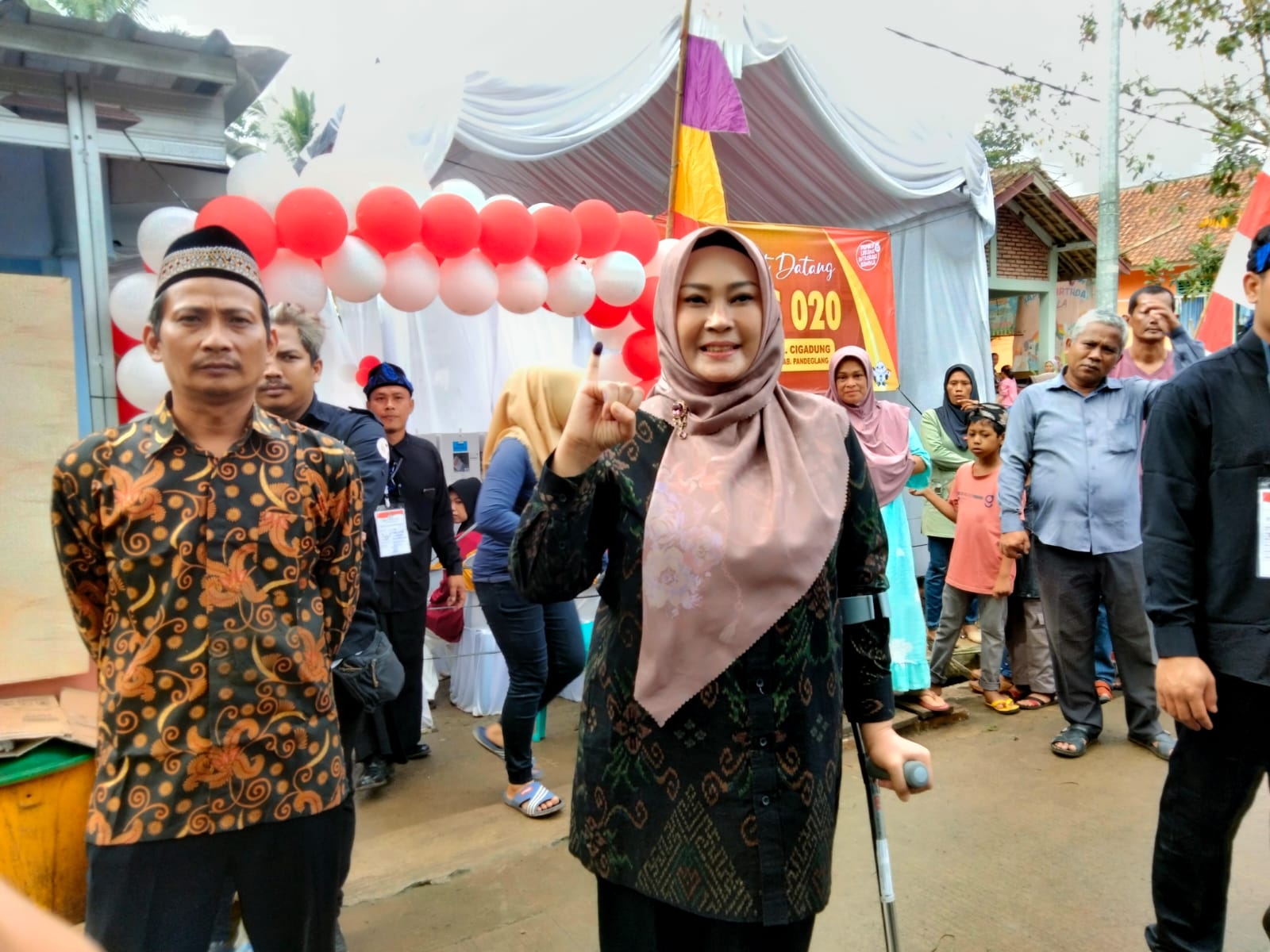 Bupati Pandeglang Irna Narulita Nyoblos di TPS 20 Cigadung