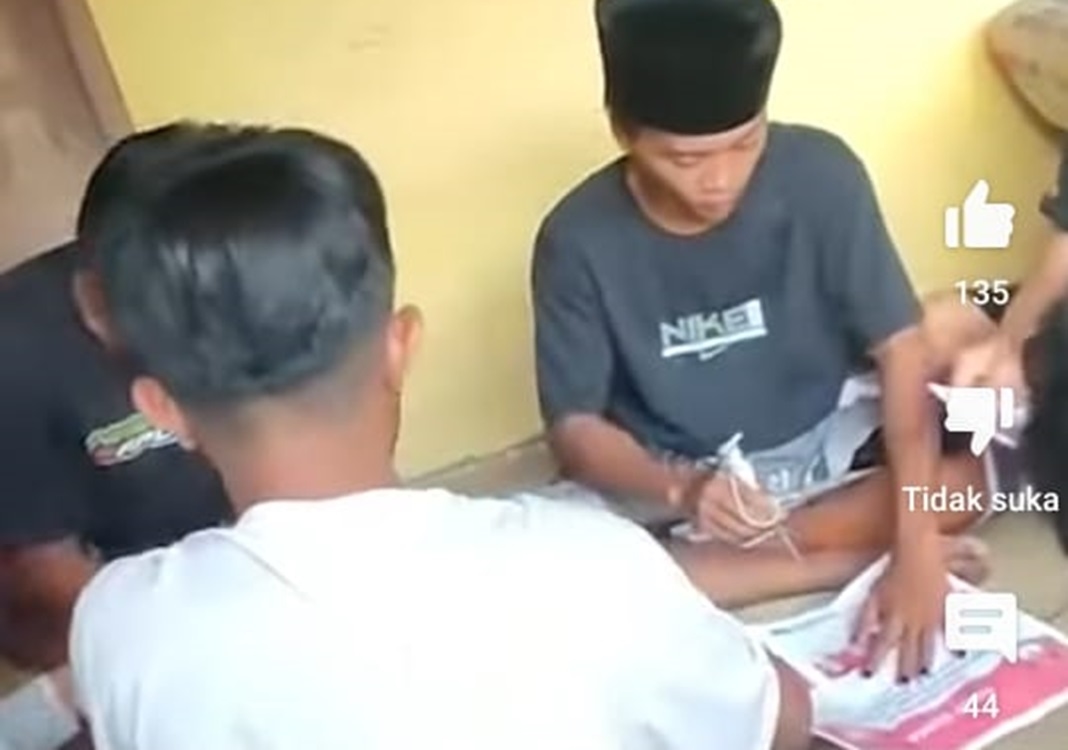 Wow! 7 Bocah Kerja Kelompok Coblos 02 di Luar TPS