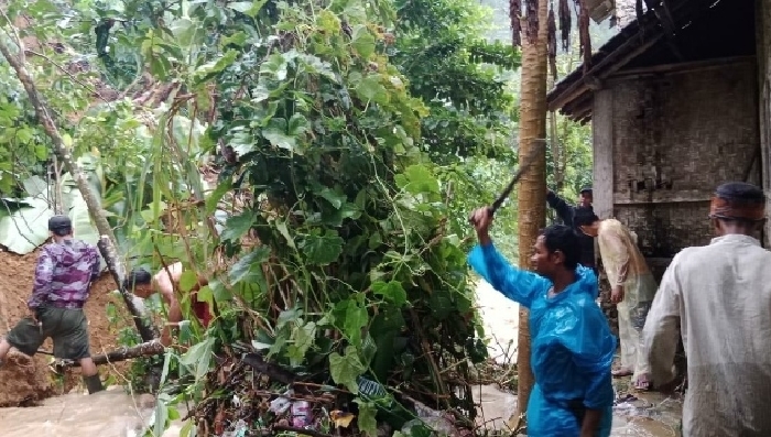 Longsor dan Banjir Terjang Rumah Warga di Desa Hariang Sobang Lebak