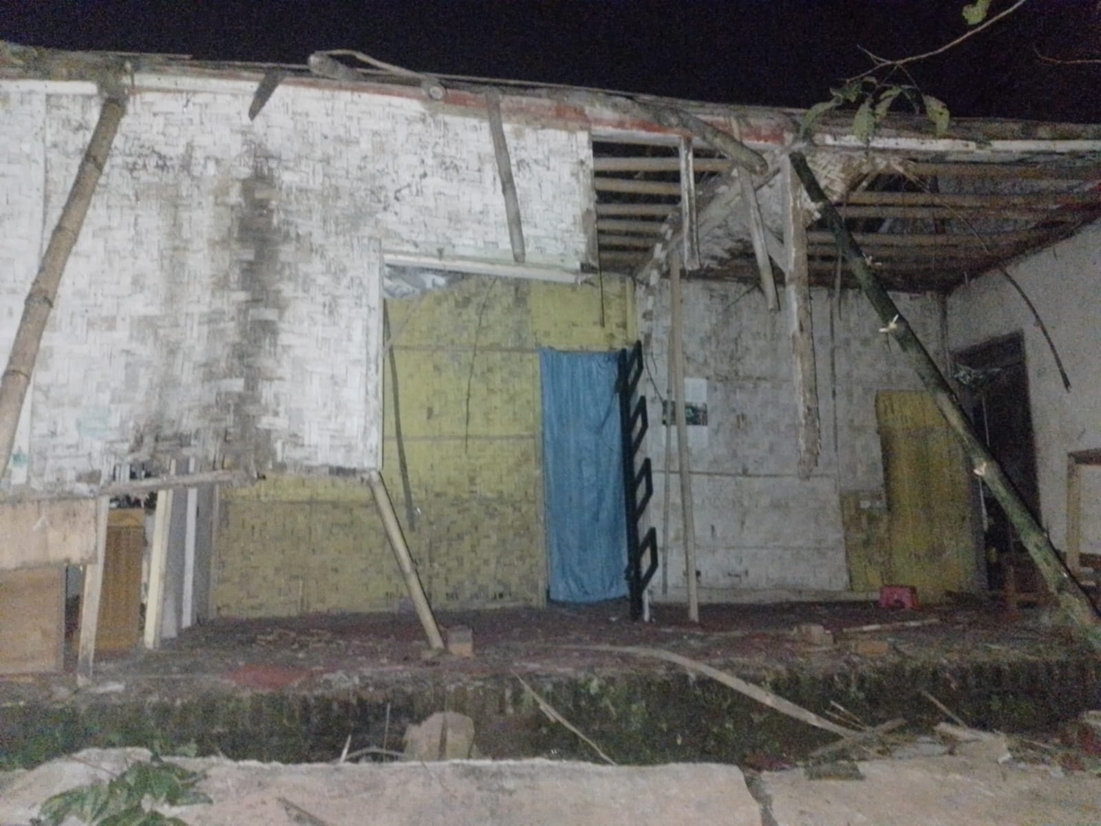 Rumah Ambruk Diterpa Angin Kencang, Satu Keluarga di Rangkasbitung Huni Gubuk