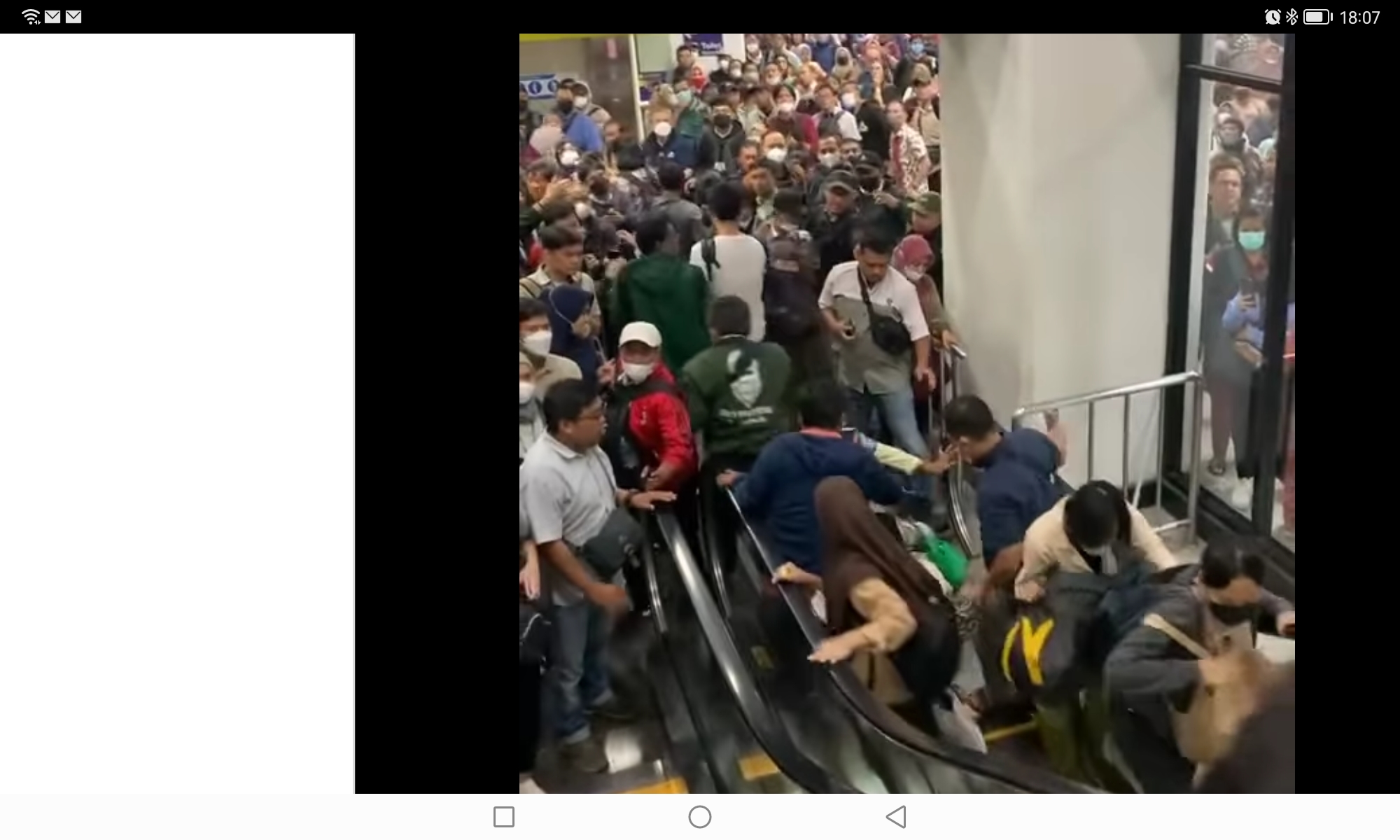 Tragedi di Stasiun Manggarai, Penumpang KRL Jatuh Berdesakan di Eskalator