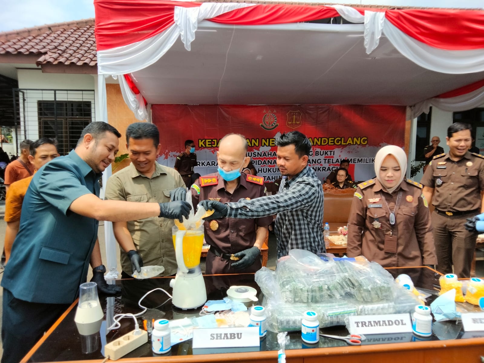 Kejari Pandeglang Blender Barang Bukti Sabu dan Musnahkan Hasil Kejahatan Lainnya