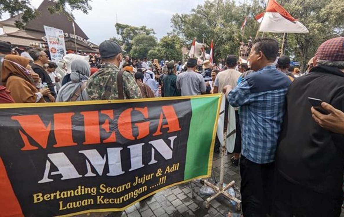 Spanduk Mega-AMIN Terbentang Saat Aksi Demonstrasi Pemilu Curang di Depan Balai Kota Solo Tempat Gibran Berkantor