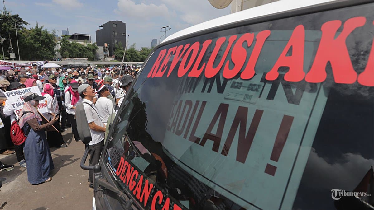 Saling Berhadapan di Gedung DPR Antara Massa Pro Dan Kontra Hak Angket