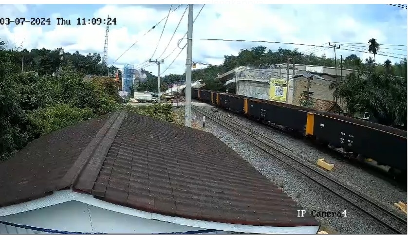 Crane Roboh Menimpa Kereta Tambang Jalur Palembang Menuju Muara Enim.