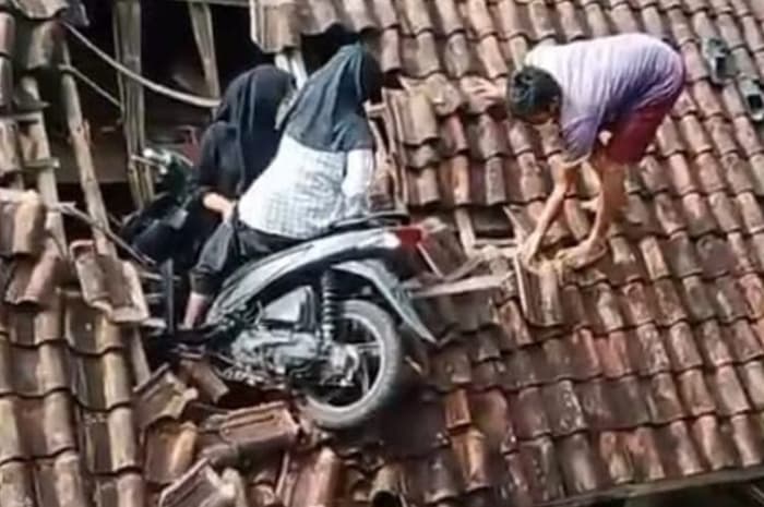 Viral! Niat Hati Ngabuburit di Bulan Puasa, Motor Siswi SD di Tasikmalaya Nyungsep di Atap Rumah Warga