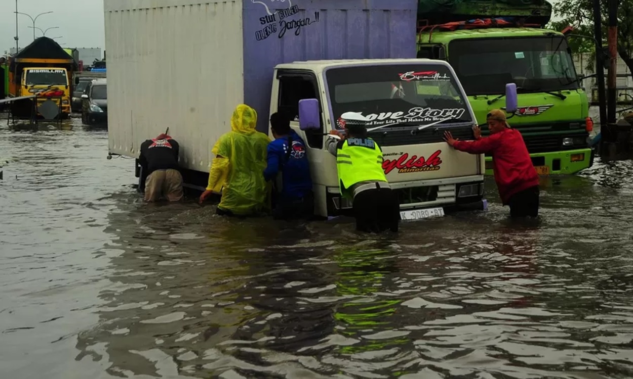 Genangan Air, Lumpuhkan Jalur Pantura Kaligawe, Hingga di Lakukan Pengalihan Lalu Lintas