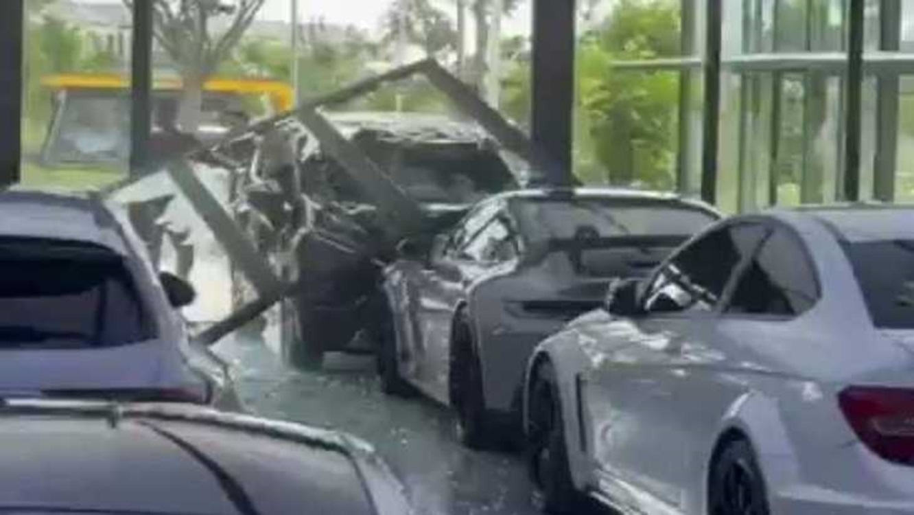 Pengaruh Miras Pengemudi Xpander, Tabrak Porsche Dalam Showroom
