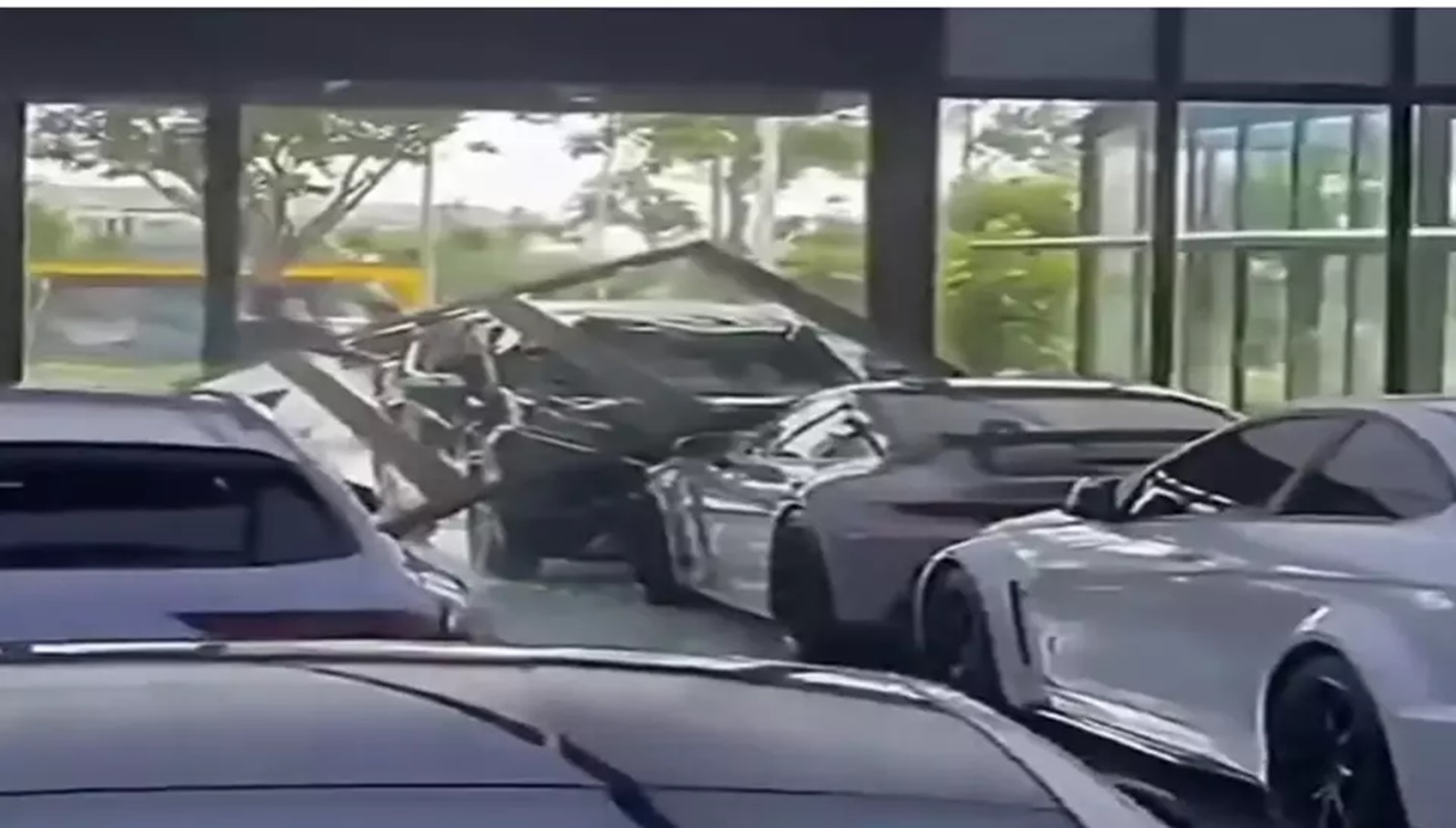 Pengemudi Xpander Tabrak Mobil Porsche Ditetapkan Tersangka dan Ditahan