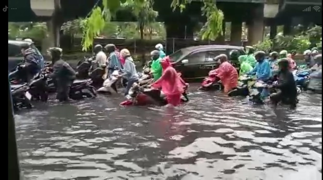 Banjir di Cengkareng, Sejumlah Ruas Jalan Masih Terendam Banjir Hingga 50 Cm