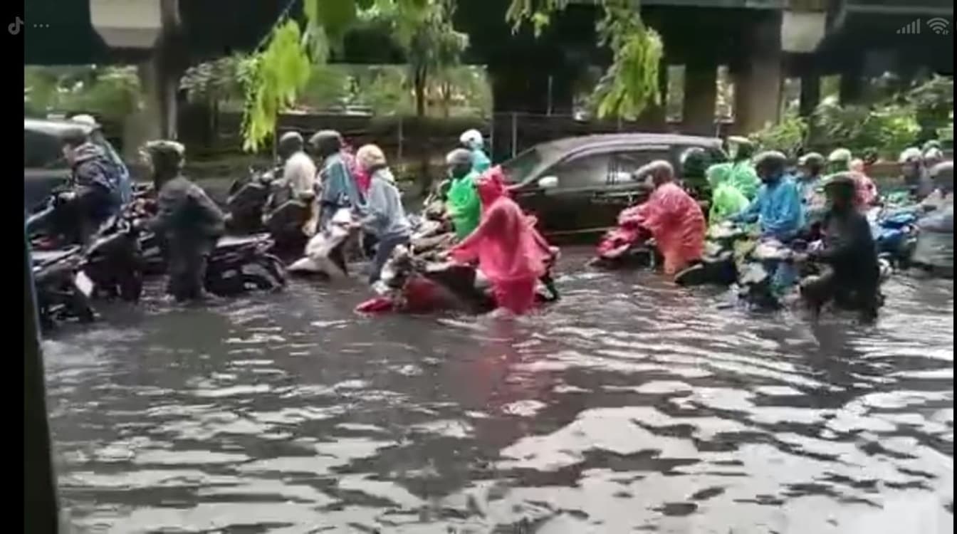 Banjir di Cengkareng, Sejumlah Ruas Jalan Masih Terendam Banjir Hingga 50 Cm