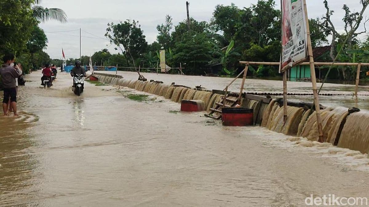 Tangani Banjir di Demak, Jokowi Instruksikan Menteri PUPR Segera Tangani Tanggul Jebol