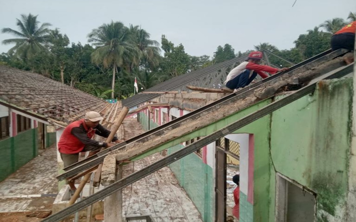 Diduga Tidak Sesuai RAB Renovasi 43 Gedung SD di Banten, Massa Geruduk Kantor BPPW