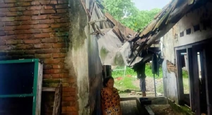 Miris! Janda Tua Bersama 3 Cucunya Tinggal di Gubuk Nyaris Ambruk
