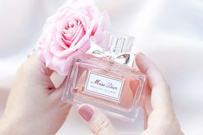5 Rekomendasi Parfum Wanita Terbaik 2024, Wanginya Lembut dan Tahan Lama!