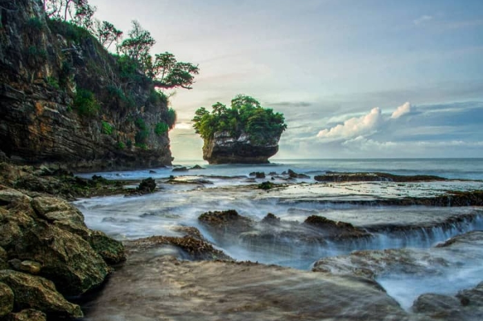 Pantai Karang Bokor Sawarna Banten, Destinasi Wisata Tanah Lot Ala Pulau Jawa